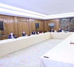 Sus Majestades los Reyes durante la reunión de la Comisión Delegada de la Fundación Princesa de Girona