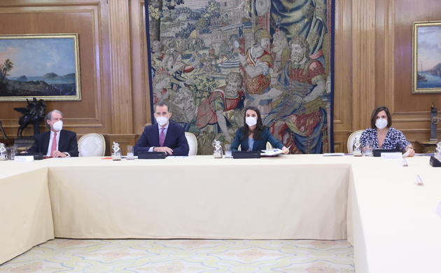 Don Felipe y Doña Letizia durante el desarrollo de la reunión de la Comisión Delegada de la Fundación Princesa de Girona
