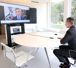 Su Majestad el Rey conversa con el Sr. Matt Brittin, presidente de Google Business & Operations para Europa, Oriente Medio y África