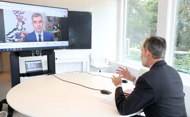 Su Majestad el Rey conversa con el Sr. Matt Brittin, presidente de Google Business & Operations para Europa, Oriente Medio y África