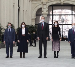 Sus Majestades los Reyes junto a las autoridades presentes en la entrega de los premios