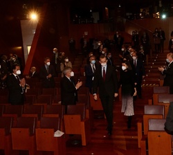 Sus Majestades los Reyes acceden al Auditorio Caja de Música