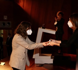 Sus Majestades los Reyes entregan el premio Periodista Especializado en Madrid 2020 a Laura Galaup (eldiario.es)