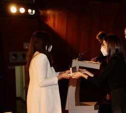 Sus Majestades los Reyes entregan el premio Periodista Joven del Año 2019 a Clara Jiménez Cruz, cofundadora y consejera delegada de Maldita.es
