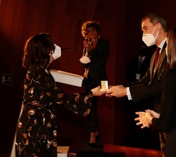 Sus Majestades los Reyes entregan el premio Periodista Joven del Año 2020 concedido a Jaime Santirso, corresponsal de El País en China y Asia, a María