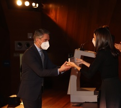 Sus Majestades los Reyes entregan el premio Mejor Periodista del Año 2019 a Carlos Franganillo, conductor del Telediario 2, de TVE