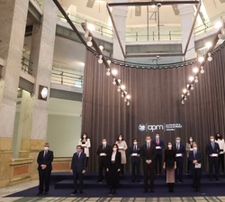 Sus Majestades los Reyes junto a los premiados y autoridades