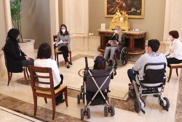 La Reina durante la audiencia a una representación de la Asociación Europea contra las Leucodistrofías ELA España