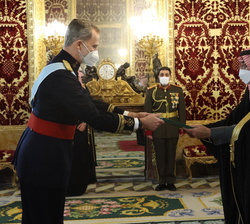 Su Majestad el Rey recibe la carta credencial de manos de Azzam Abdulkarim Algain, Embajador del Reino de Arabia Saudí