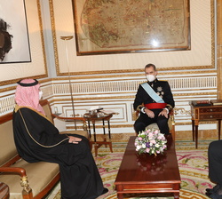 Don Felipe conversa con Azzam Abdulkarim Algain, Embajador del Reino de Arabia Saudí, tras recibir su Carta Credencial, acompañado de la subsecretaria