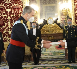 Su Majestad el Rey recibe la carta credencial de manos de Bahk Sahnghoon, Embajador de la República de Corea