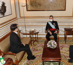Don Felipe conversa con Bahk Sahnghoon, Embajador de la República de Corea, tras recibir su Carta Credencial, acompañado de la subsecretaria de Asunto
