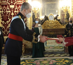 Su Majestad el Rey recibe la carta credencial de manos de Fatma Omrani, Embajadora de la República Tunecina