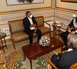 Don Felipe conversa con Juan Bolívar Díaz Santana, Embajador de la República Dominicana, tras recibir su Carta Credencial; acompañado de la subsecreta
