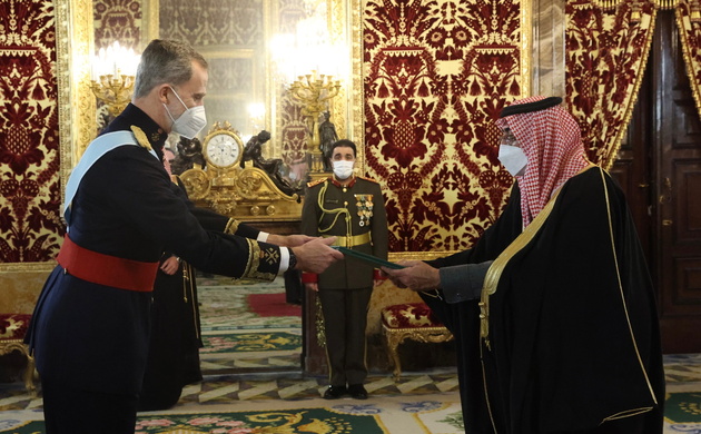 Su Majestad el Rey recibe la carta credencial de manos de Azzam Abdulkarim Algain, Embajador del Reino de Arabia Saudí