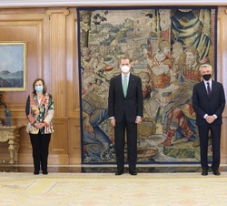 Don Felipe acompañado del Alto Comisionado de las Naciones Unidas para los Refugiados (ACNUR), de la Representante de ACNUR en España, y de la secreta