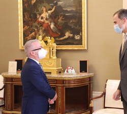 Su Majestad el Rey recibe el saludo del presidente del INE, Juan Manuel Rodríguez Póo
