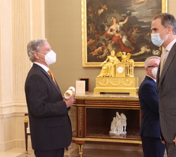 Su Majestad el Rey recibe el saludo del galardonado con el primer Premio Nacional de Estadística, Daniel Peña Sánchez de Rivera, profesor emérito de E
