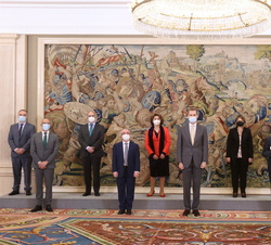 Fotografía de grupo de Su Majestad el Rey con una delegación del Instituto Nacional de Estadística 