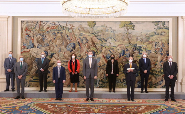 Fotografía de grupo de Su Majestad el Rey con una delegación del Instituto Nacional de Estadística 