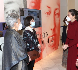 Su Majestad la Reina recibe el saludo de las comisarias de la exposición Anna Caballé y Cristina Peñamarín