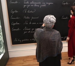 Doña Letiza durante su recorrido por la exposición