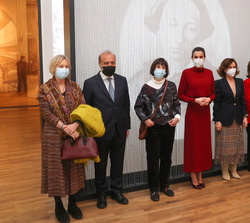 Fotografia de grupo de Doña Letizia con las autoridades, la directiva de la BNE y de AC/E, y comisarias de la exposición