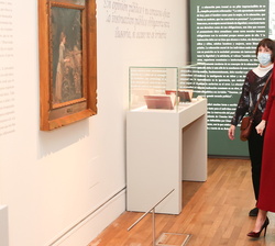 Doña Letizia durante su recorrido por la exposición dedicada a Concepción Arenal