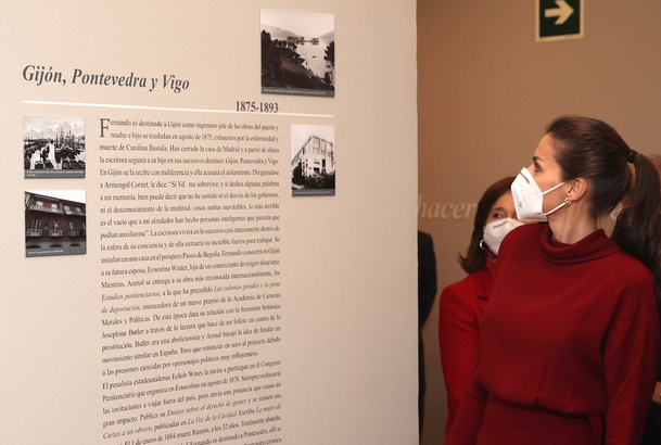 Su Majestad la Reina durante su recorrido por la exposición “Concepción Arenal. La Pasión Humanista 1820-1893”