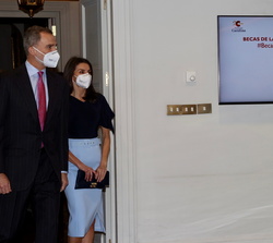 Don Felipe y Doña Letizia se dirigen al Salón de Palbo de Azcárate