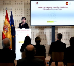 Sus Majestades los Reyes durante la intervención de la ministra de Asuntos Exteriores, Unión Europea y Cooperación, Arancha González Laya