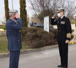 Su Majestad el Rey a su llegada a la Base de Retamares recibe el saludo del comandante del Mando Conjunto del Ciberespacio, general de división Rafael