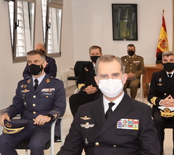 Su Majestad el Rey durante la exposición del comandante del Mando Conjunto del Ciberespacio