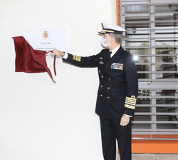 Su Majestad el Rey descubre una placa conmemorativa de su visita junto al comandante del Mando Conjunto del Ciberespacio