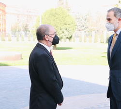 Su Majestad el Rey recibe el saludo del presidente del Gobierno de Aragón, Francisco Javier Lambán