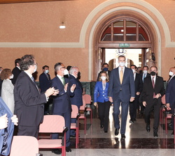 Su Majestad el Rey es recibido con una ovación a su entrada en la Sala de la Corona de Aragón