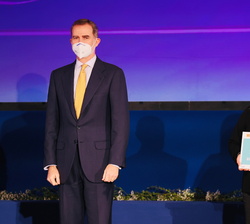 Su Majestad el Rey durante la entrega de premios a entidades del proyecto "Aragón en Marcha"