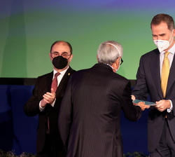 Don Felipe hace entrega una de las placas conmemorativas a una de las empresas cuya implicación directa económica, productiva y logística fue fundamen
