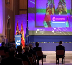 Su Majestad el Rey durante la intervención de la vicepresidenta tercera del Gobierno y ministra de Asuntos Económicos y Transformación Digital, Nadia 