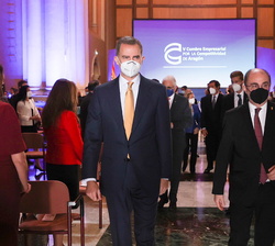 Su Majestad el Rey acompañado del presidente del Gobierno de Aragón a la finalización del acto