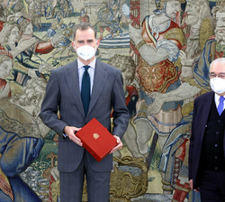 Su Majestad el Rey junto al presidente del Tribunal Constitucional, Juan José González Rivas