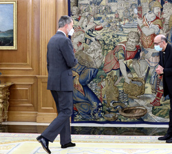 Su Majestad el Rey recibe el saludo del presidente de la Conferencia Episcopal Española y Cardenal Arzobispo de Barcelona, Monseñor Juan José Omella O