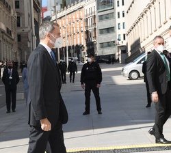 Su Majestad el Rey recibido por el presidente del Gobierno, Pedro Sánchez, a su llegada al Congreso de los Diputados