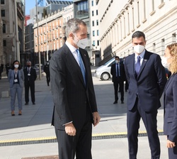 Su Majestad el Rey recibido por la presidenta del Congreso de los Diputados, Meritxell Batet, a su llegada al Congreso de los Diputados