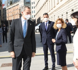 Su Majestad el Rey recibido por la presidenta del Senado, Pilar Llop, a su llegada al Congreso de los Diputados