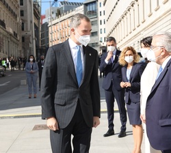 Su Majestad el Rey recbido por el presidente del Tribunal Constitucional, José González Rivas, a su llegada al Congreso de los Diputados