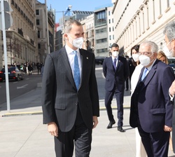 Su Majestad el Rey recibido por el presidente del Tribunal Supremo y del Consejo General del Poder Judicial, Carlos Lesmes, a su llegada al Congreso d