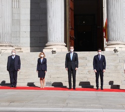 Su Majestad el Rey con las máximas autoridades del Estado en la Puerta de los Leones del Congreso de los Diputados