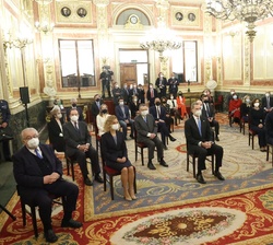 Su Majestad el Rey ocupa su lugar en la fila de honor en el Salón de Pasos Perdidos