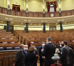 Su Majestad el Rey conversa con las máximas autoridades del Estado durante su visita al hemiciclo del Congreso de los Diputados